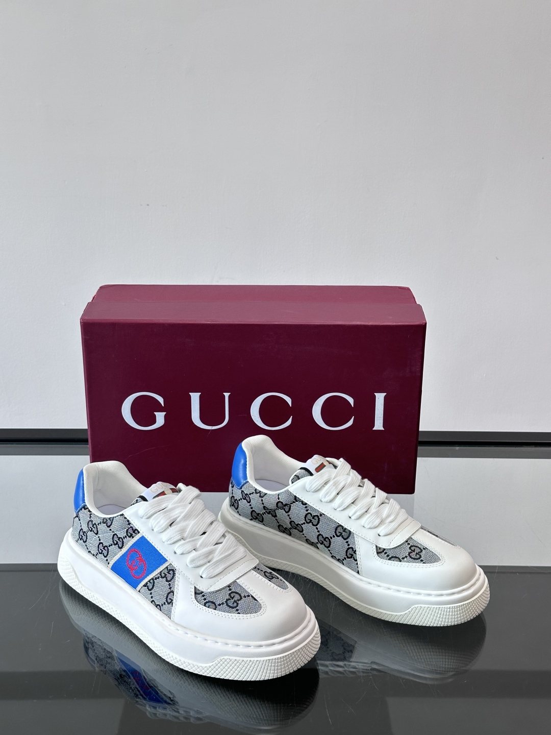 Gucci Men's Blue Accent Low-Top Sneakers